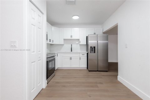House in North Miami, Florida 3 bedrooms, 163.6 sq.m. № 1716316 - photo 14