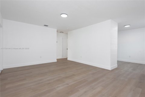 House in North Miami, Florida 3 bedrooms, 163.6 sq.m. № 1716316 - photo 12