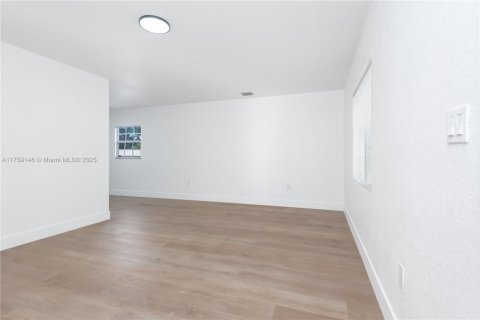 House in North Miami, Florida 3 bedrooms, 163.6 sq.m. № 1716316 - photo 9