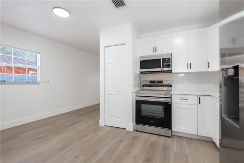 House in North Miami, Florida 3 bedrooms, 163.6 sq.m. № 1716316 - photo 16