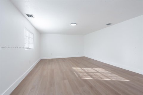 House in North Miami, Florida 3 bedrooms, 163.6 sq.m. № 1716316 - photo 23