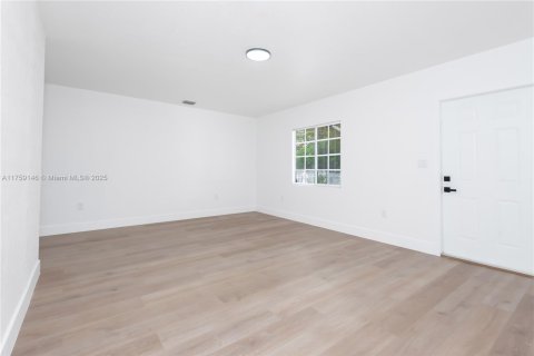 House in North Miami, Florida 3 bedrooms, 163.6 sq.m. № 1716316 - photo 10