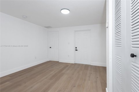 House in North Miami, Florida 3 bedrooms, 163.6 sq.m. № 1716316 - photo 17