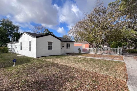 House in North Miami, Florida 3 bedrooms, 163.6 sq.m. № 1716316 - photo 4