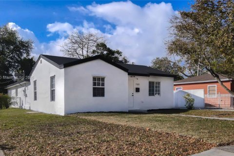 House in North Miami, Florida 3 bedrooms, 163.6 sq.m. № 1716316 - photo 2