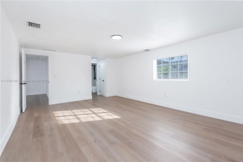 House in North Miami, Florida 3 bedrooms, 163.6 sq.m. № 1716316 - photo 22