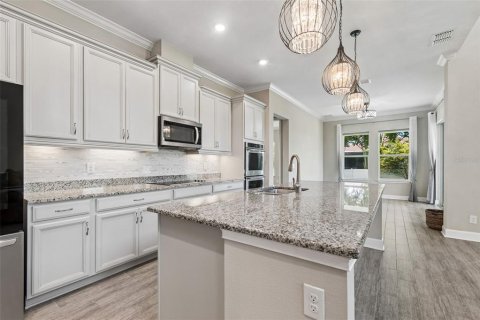 House in Tarpon Springs, Florida 5 bedrooms, 321.07 sq.m. № 2217094 - photo 15