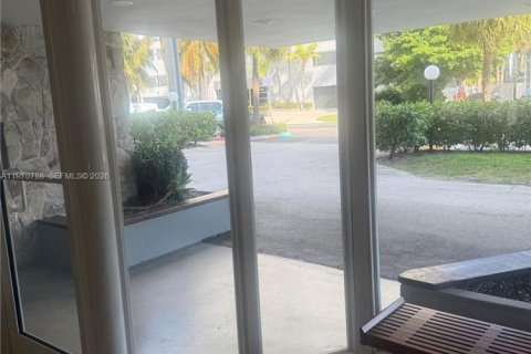 Снять в аренду кондоминиум в Норт-Бей-Виллидж, Флорида 2 спальни, 99.96м2, № 2031169 - фото 3
