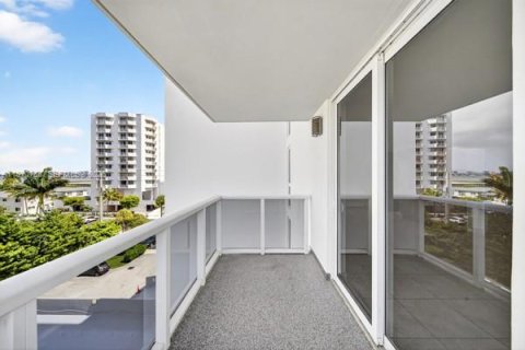 Снять в аренду кондоминиум в Норт-Бей-Виллидж, Флорида 2 спальни, 99.96м2, № 2031169 - фото 20