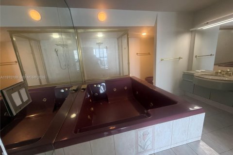 Снять в аренду кондоминиум в Норт-Бей-Виллидж, Флорида 2 спальни, 99.96м2, № 2031169 - фото 12