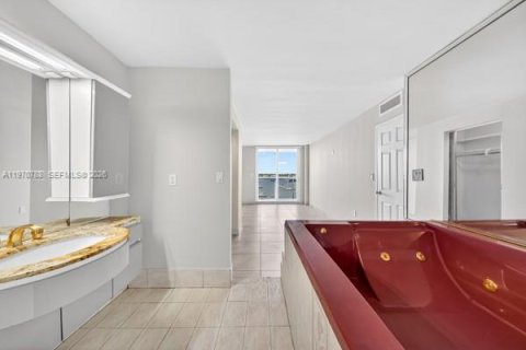 Снять в аренду кондоминиум в Норт-Бей-Виллидж, Флорида 2 спальни, 99.96м2, № 2031169 - фото 23