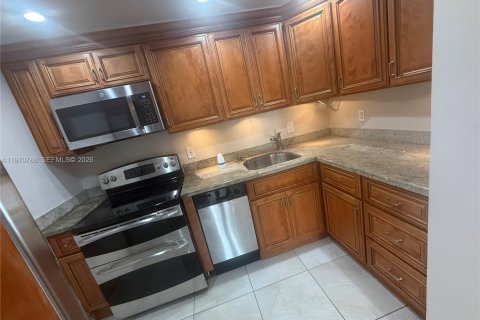 Снять в аренду кондоминиум в Норт-Бей-Виллидж, Флорида 2 спальни, 99.96м2, № 2031169 - фото 6