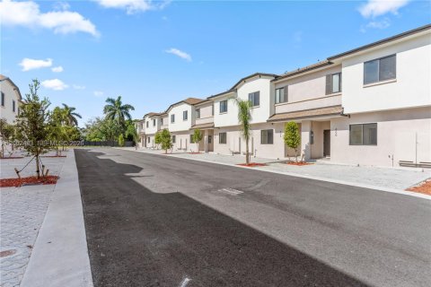Townhouse in Florida City, Florida 4 bedrooms № 2067871 - photo 24