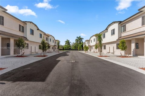 Townhouse in Florida City, Florida 4 bedrooms № 2067871 - photo 23