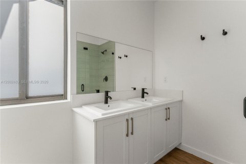 Townhouse in Florida City, Florida 4 bedrooms № 2067871 - photo 22
