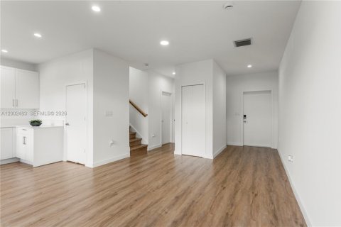 Townhouse in Florida City, Florida 4 bedrooms № 2067871 - photo 10