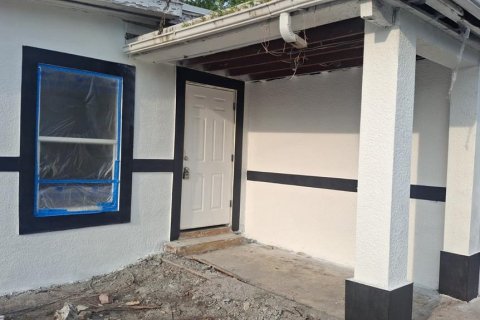 House in Orlando, Florida 2 bedrooms, 121.98 sq.m. № 2218194 - photo 3