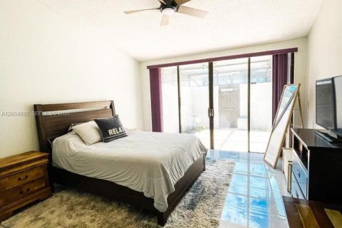 Touwnhouse à louer à Miami, Floride: 2 chambres, 134.34 m2 № 2091306 - photo 9