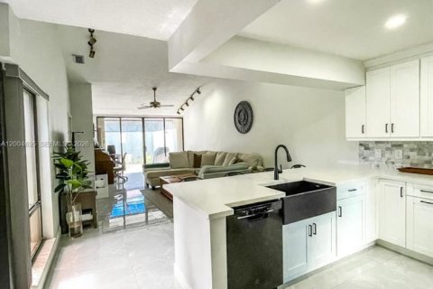 Touwnhouse à louer à Miami, Floride: 2 chambres, 134.34 m2 № 2091306 - photo 3