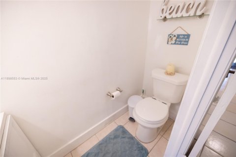 Villa ou maison à vendre à Miami, Floride: 2 chambres № 1951086 - photo 18