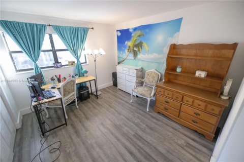 Villa ou maison à vendre à Miami, Floride: 2 chambres № 1951086 - photo 19