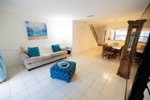 Villa ou maison à vendre à Miami, Floride: 2 chambres № 1951086 - photo 9