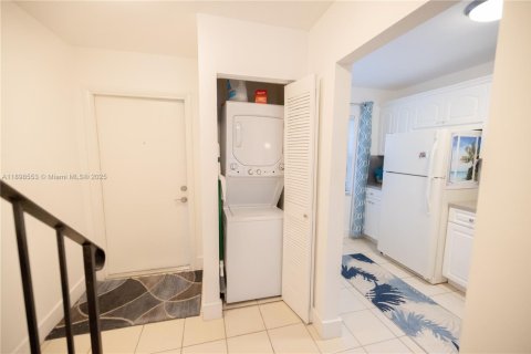 Villa ou maison à vendre à Miami, Floride: 2 chambres № 1951086 - photo 26