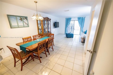Villa ou maison à vendre à Miami, Floride: 2 chambres № 1951086 - photo 22
