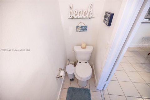 Villa ou maison à vendre à Miami, Floride: 2 chambres № 1951086 - photo 14