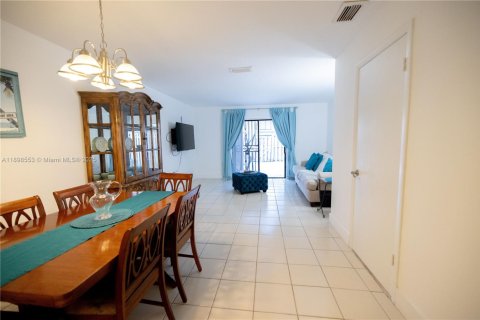 Villa ou maison à vendre à Miami, Floride: 2 chambres № 1951086 - photo 24