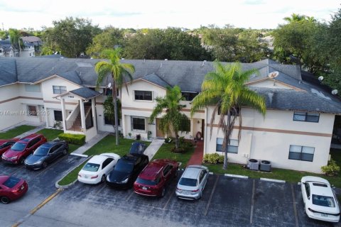 Villa ou maison à vendre à Miami, Floride: 2 chambres № 1951086 - photo 7