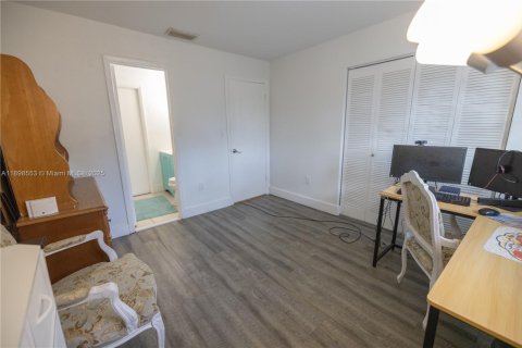 Villa ou maison à vendre à Miami, Floride: 2 chambres № 1951086 - photo 20
