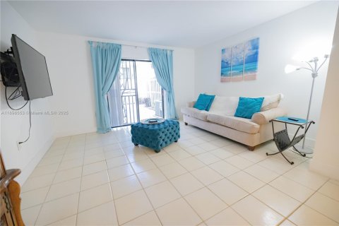 Villa ou maison à vendre à Miami, Floride: 2 chambres № 1951086 - photo 3