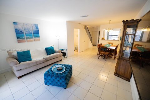 Villa ou maison à vendre à Miami, Floride: 2 chambres № 1951086 - photo 2