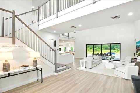 House in Southwest Ranches, Florida 5 bedrooms, 453.27 sq.m. № 1887338 - photo 2