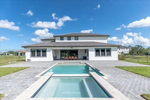 House in Southwest Ranches, Florida 5 bedrooms, 453.27 sq.m. № 1887338 - photo 11