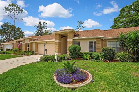 House in New Port Richey, Florida 2 bedrooms, 125.6 sq.m. № 2141326