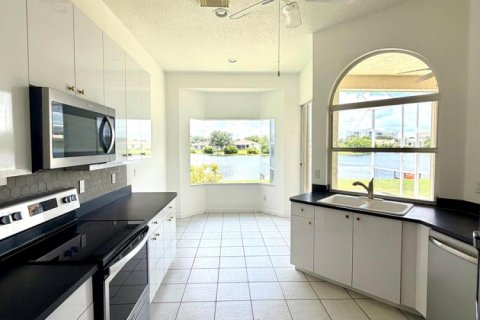House in Port St. Lucie, Florida 3 bedrooms, 165.74 sq.m. № 2083546 - photo 7