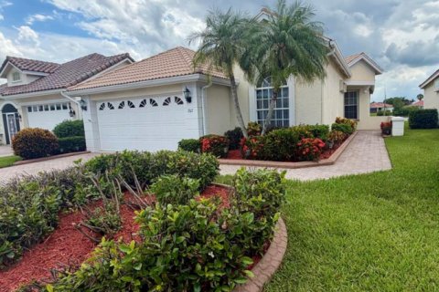 House in Port St. Lucie, Florida 3 bedrooms, 165.74 sq.m. № 2083546 - photo 2