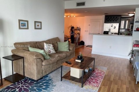 Condominio en alquiler en Miami, Florida, 2 dormitorios, 95.04 m2 № 2035985 - foto 3