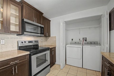 Condominio en alquiler en Miami, Florida, 2 dormitorios, 95.04 m2 № 2035985 - foto 10