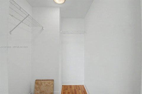 Condominio en alquiler en Miami, Florida, 2 dormitorios, 95.04 m2 № 2035985 - foto 24