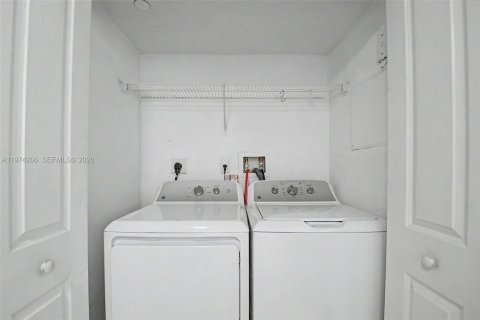 Condominio en alquiler en Miami, Florida, 2 dormitorios, 95.04 m2 № 2035985 - foto 11