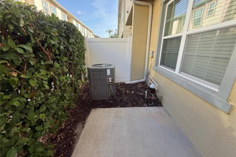 Townhouse in Windermere, Florida 3 bedrooms, 126.63 sq.m. № 1675517 - photo 10