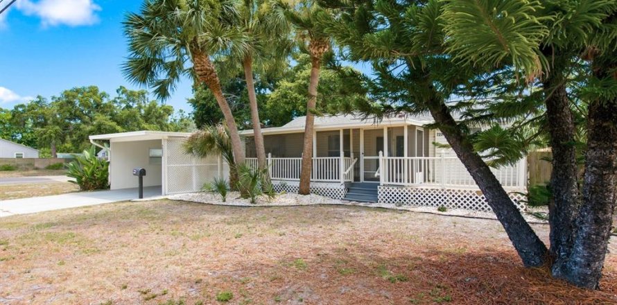 House in Saint Petersburg, Florida 2 bedrooms, 111.85 sq.m. № 2195786