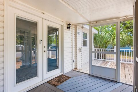 House in Saint Petersburg, Florida 2 bedrooms, 111.85 sq.m. № 2195786 - photo 8