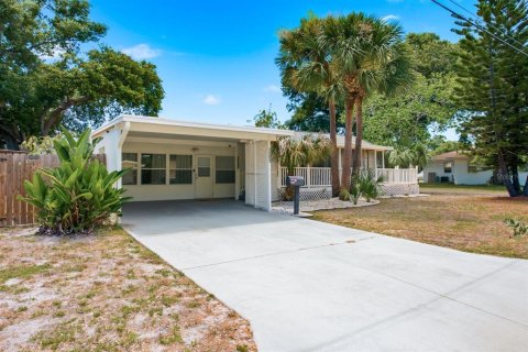 House in Saint Petersburg, Florida 2 bedrooms, 111.85 sq.m. № 2195786 - photo 3