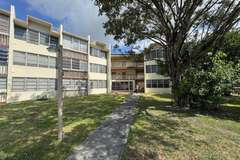 Condo in Miami, Florida, 1 bedroom № 1981705 - photo 1