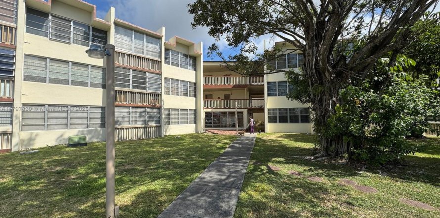 Condo in Miami, Florida, 1 bedroom № 1981705