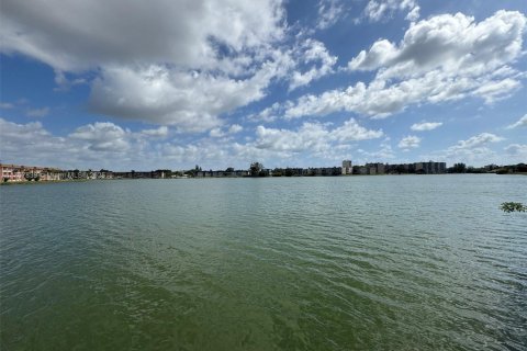 Condo in Miami, Florida, 1 bedroom № 1981705 - photo 5